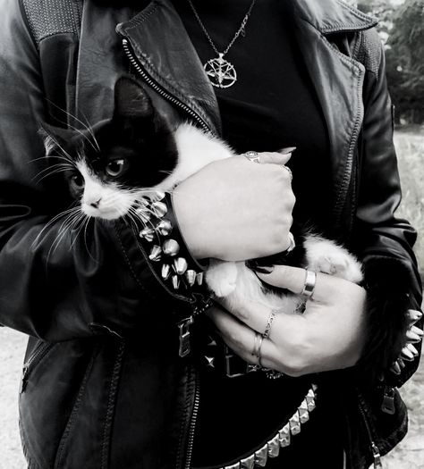 Metalhead With Cat, Metalheads With Cats, Cade Core, Metalhead Cat, Dsbm Aesthetic, Metal Head Aesthetic, Metalhead Style, Metalhead Aesthetic, Goth Punk Aesthetic