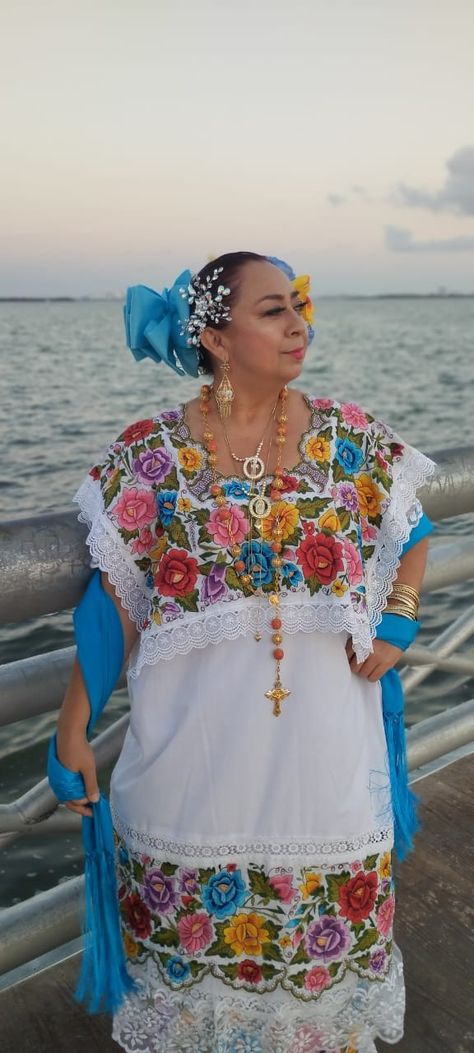 Hermosa traje regional yucateco, usado para fiestas Culture Club, Mexican Dresses, Persona, Dresses, Art