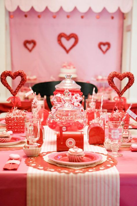 Saint Valentine Ideas, Baby Shower Buffet, Valentines Tea Party, Valentines Candy, Valentine Tea, Valentines Baby Shower, Valentine Table Decorations, Party Planning Ideas, Valentines Day Desserts