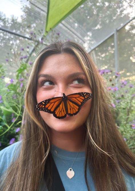 Photo inspiration for a trip to the butterfly garden The Butterfly Garden, Butterfly Gardens, Garden Inspo, Pics Inspo, Butterfly Pictures, Insta Pics, Butterfly Garden, Pose Ideas, The Butterfly