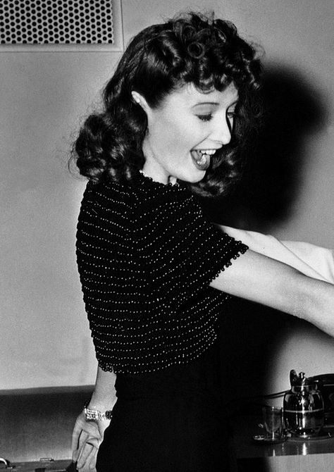 deforest: “ Barbara Stanwyck on the set of The Lady Eve (1941) ” Barbra Stanwyck, The Lady Eve, Barbara Stanwyck Movies, Early Hollywood, Big Valley, Vintage Actresses, Fritz Lang, Barbara Stanwyck, Classic Movie Stars