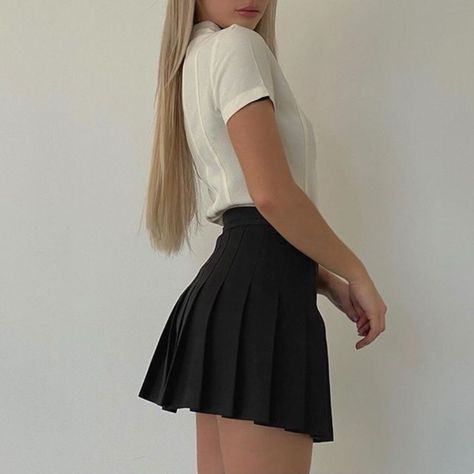 College Vogue Hole Pleated Skirt With Grosgrain Ribbon Belt Measurement 0. . Nwt | Shade: Black | Measurement: 0 Check more at https://howcandothis.com/womenstyle/college-vogue-hole-pleated-skirt-with-grosgrain-ribbon-belt-measurement-0-nwt-shade-black-measurement-0/ Constance Billard, Tennis Skirt Outfit Ideas, Black Tennis Skirt Outfit, Black Tennis Skirt, Skirt Outfit Ideas, Tennis Skirt Outfit, School Uniform Outfits, School Skirt, Black Pleated Skirt