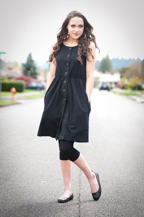 dresses with leggings and flats Tunic Dress With Leggings, Leggings Summer, Dress With Leggings, Pretty Dresses Casual, Tunics With Leggings, Simple Black Dress, Lovely Clothes, Warm Blankets, Casual Street Style