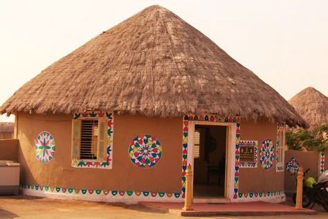 African Hut House, African Huts, African Houses, African Hut, Round House Plans, Mud Hut, Circle House, Diy Canvas Art Easy, Hut House