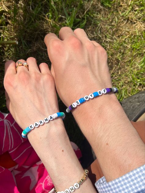 Swiftie Couple Aesthetic, Karma Taylor Swift, Taylor Swift Karma, Taylor Swift Bracelets, Matching Stuff, Swift Bracelets, Aesthetic Summer Vibes, Karma Bracelet, Bracelet Matching