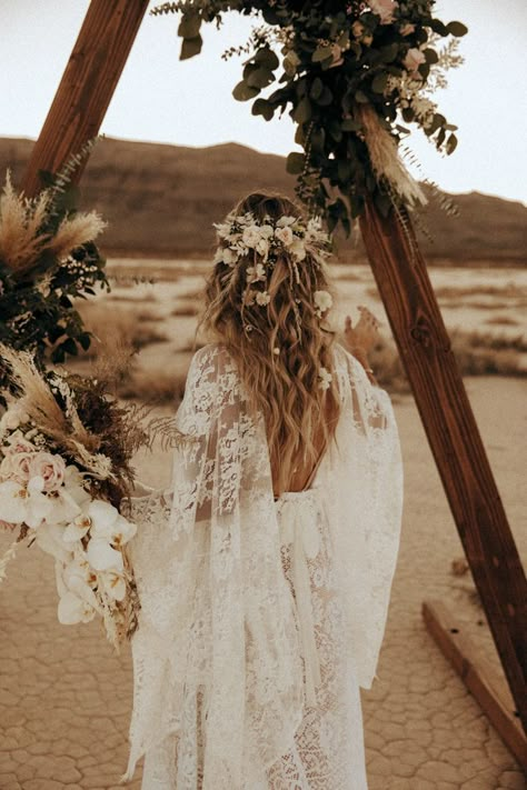 Intimate Las Vegas Desert Wedding in the Jean-Roach Dry Lake Bed | Junebug Weddings Hippie Wedding Hair, Vegas Desert Wedding, Desert Wedding Dress, Desert Wedding Photos, Dry Lake Bed, Bohemian Wedding Theme, Las Vegas Desert, Vintage Wedding Dress Boho, Safari Wedding