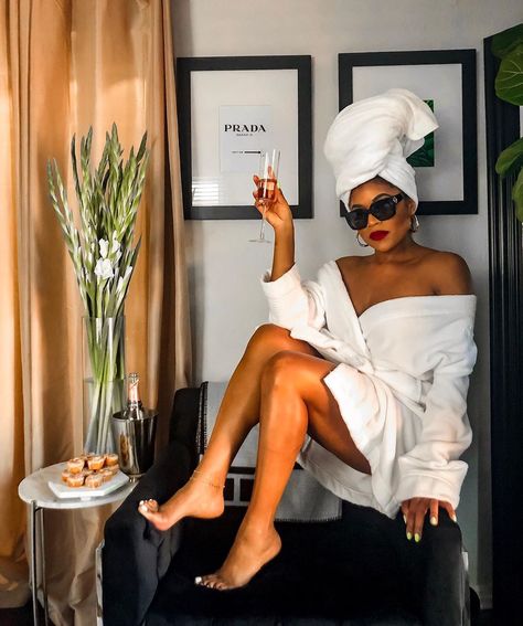 Black Women Relaxing Aesthetic, Bath Aesthetic Black Woman, Black Woman Luxury Aesthetic, Photo Recreation, Rich Girl Aesthetic, Cute Instagram Pictures, Glam Photoshoot, Vacay Outfits, Branding Photoshoot Inspiration