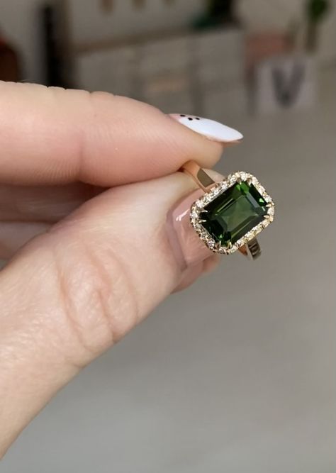 Engagement Rings Smaragd, Emerald Stone Engagement Ring Green, Green Diamond Ring Engagement, Vintage Engagement Rings Green, Emerald Green Wedding Rings, Emerald Green Wedding Ring, Green Engagement Rings, خواتم خطوبة, Expensive Jewelry Luxury