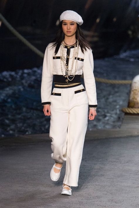 Chanel | Cruise 2019 | Look 52 Chanel Outfits Women, Channel Fashion Show, Chanel Fashion Outfits, Spoiled Princess, Chanel 2022, Pop Clothing, 2010s Fashion, Chanel Suit, Chanel Outfit