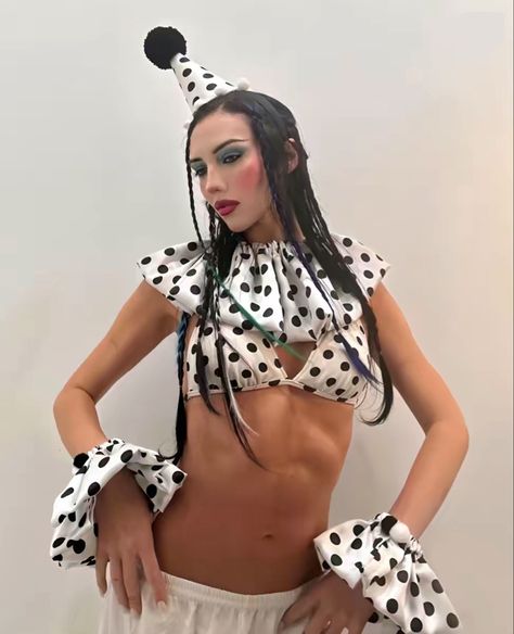 Clown Halloween Costume, Badass Halloween Costumes, Basic Halloween Costumes, Halloween Costume Bodysuit, Sydney Carlson, Clown Halloween Costumes, Classy Halloween Costumes, Clown Halloween, Rave Babe