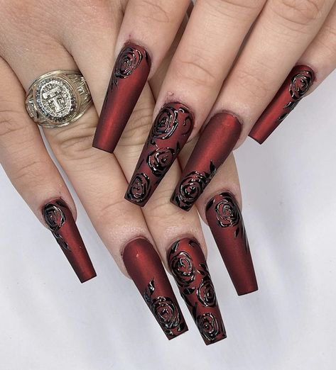 Nail Roses Design Flowers, Red And Black Lace Nails, Gothic Flower Nails, Black Rose Nail Design, Red And Black Quince Nails, Red Riding Hood Nails, Simple Gothic Nails, Black Rose Nails, Black Wedding Nails