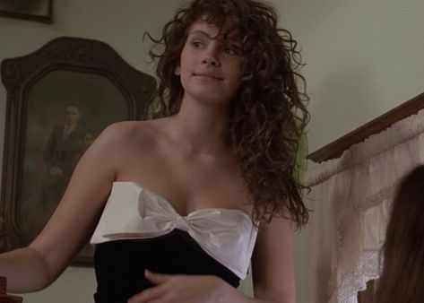 Julia Roberts Mystic Pizza, Pizza Dress, Mystic Pizza, Pizza Girls, Preppy Men, Hot Dads, Rich Kids, Julia Roberts, Girls Wear