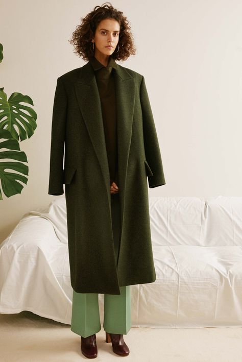 Céline Pre-Fall 2016 Fashion Show Jheri Curl, Fall Fashion Coats, Pre Fall 2016, Fall Fashion 2016, Phoebe Philo, Fall Coat, Harper's Bazaar, New Classic, 2016 Fashion