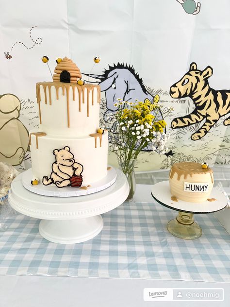 Baby Shower Ideas Cake, First Birthday Winnie The Pooh, Pooh Baby Shower Ideas, Birthday Winnie The Pooh, Nikki Baby, Pooh Cake, Baby First Birthday Themes, Baby Shower Chocolate, Winnie The Pooh Cake