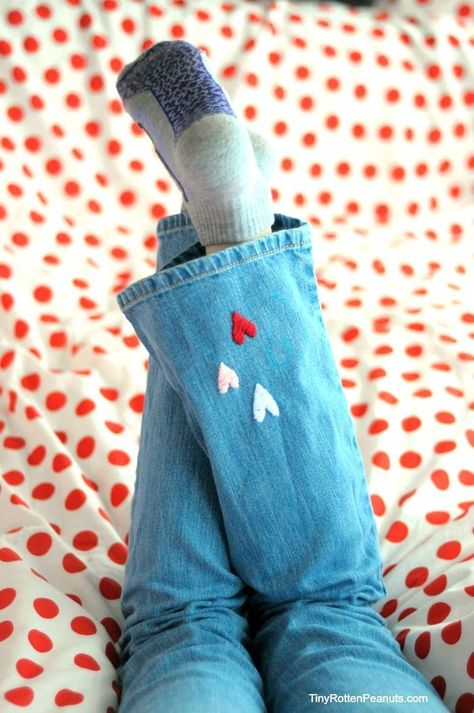 Super-cute little embroidered hearts on jeans #valentinesday Jean Jacket Diy, Embroidery Jeans Jacket, Embroidery Jeans Diy, Embroidered Hearts, Denim Embroidery, Project For Kids, Denim Projects, Thrift Flip, Recycle Jeans