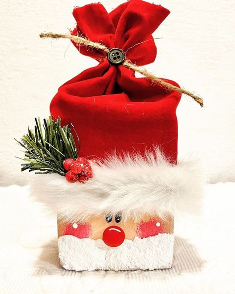 35 Insanely Cool DIY Christmas Decoration Ideas - Talkdecor Wooden Block Christmas Ornaments Diy, Wood Block Presents Christmas Crafts, 2x4 Santa, Wooden Santa Crafts, Wood Block Santa, Real Hat, Christmas Bazaar Crafts, Primitive Christmas Crafts, Santa Claus Crafts