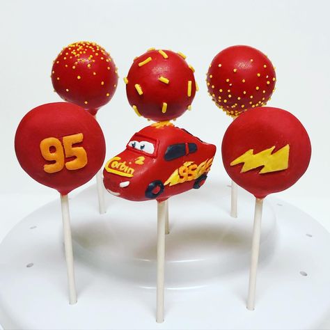 Lightning Mcqueen Birthday Cake Ideas, Mcqueen Cupcakes, Cars Desserts, Lightning Mcqueen Cake Pops, Cars Theme Cake Pops, Mcqueen Birthday Cake, Car Cake Pops, Lightning Mcqueen Cupcakes, Disney Cars Cake Pops