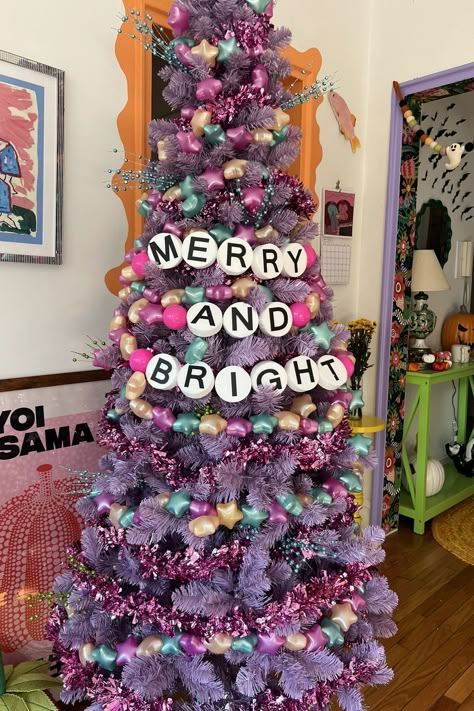 freindship bracelet taylor swift tree Eras Tour Christmas Tree, Taylor Swift Tree, Taylor Swift Christmas Tree, Xmas Tree Ideas, Merry Swiftmas, Christmas Goals, Taylor Christmas, Balloon Cars, Taylor Swift Christmas