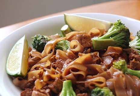 Pad See-Ew Egg Broccoli, Pad See Ew, Wok Recipes, Noodle Dishes, Vegetarian Dinner, Asian Dishes, Main Meals, Vegetarian Dishes, Food For Thought