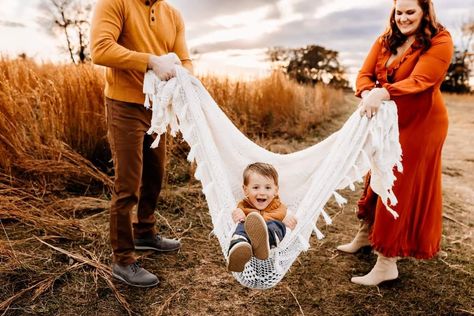 Unique Fall Mini Session Ideas, Fall Family Photo Backdrop Ideas, Fall Family Photos On Blanket, Peacock Chair Fall Photoshoot, Corn Maze Family Photos, Fall Photo Props Outdoor Diy, Fall Truck Pictures, Fall Family Mini Sessions Set Up Outdoor, Easy Fall Mini Session Ideas