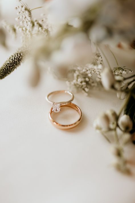 Wedding Photos Of Details, Wedding Band Pictures, Wedding Rings Pictures Photography, Wedding Bands Photography Ring Shots, Wedding Rings Wallpaper, Ring Details Photography, Wedding Details Shoot, Wedding Details Photoshoot, Rings Wedding Photography