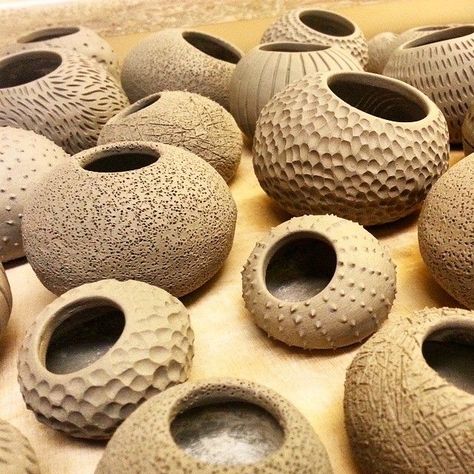 Clay Pinch Pots, Pottery Pinch Pot, Ceramic Pinch Pots, Ceramics Sculpture, Beginner Pottery, Pinch Pot, Ceramic Texture, Sculptures Céramiques, Pottery Handbuilding