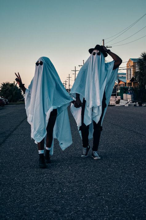 Its Spooky Season 👻 Nothing beats a cute sunset photoshoot with your BOO! Save this pin for couples halloween ideas. #loveatfirstflight #LAFF #ghostchallenge #spookyseason #coupleshalloweencostumes #halloweencostume #matchingcostumes Two Ghosts Aesthetic, Ghost Pics With Friends, Friends Ghost Photoshoot, Ghost Best Friends Photos, Funny Ghost Pictures With Friends, Ghost Photoshoot Ideas, Ghost Photoshoot Aesthetic Friends, Ghost Challenge, Its Spooky Season