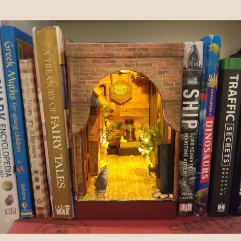 This is a step by step tutorial on how to make a book nook for beginners. Easy Book Nook, Book Nook Ideas, Bookshelf Insert, Brick Paper, Bookshelf Art, Make A Book, Mini Mundo, Vitrine Miniature, Easy Books