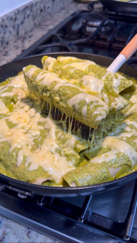 Karely Felix / Aventura en tu Cocina® | ENCHILADAS SUIZAS VERDES! 🤤 Ingredientes para 12-15 enchiladas 1/2 kg. de pechuga de pollo cocida desmenuzada y sazonada 3 chiles poblanos... | Instagram Chicken Enchiladas Verde, Enchiladas Suizas, Vegetarian Enchiladas, Chile Poblano, Mild Salsa, Dairy Free Cream, Homemade Enchiladas, Cheese Topping, Sauteed Mushrooms