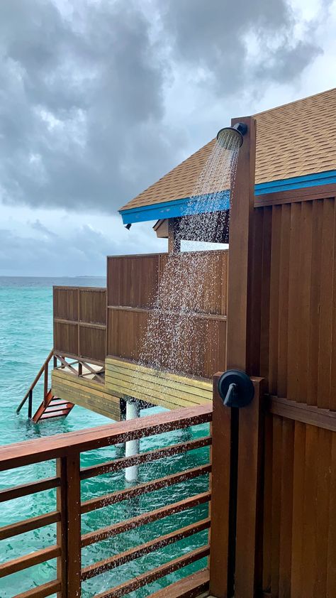 shower outside in the ocean Outdoor Shower Aesthetic, Stamped Passport, Surfer Aesthetic, Outdoor Showers, Aesthetic Bedroom Ideas, Ocean Aesthetic, Beach Shower, House Room, Outdoor Shower