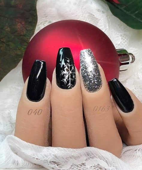 Black Nail Designs Christmas, Holiday Nails Inspiration, Black Christmas Nails Acrylic, Holiday Nails Black, Black Xmas Nails, Elegant Holiday Nails, Black Christmas Nail Designs, Christmas Nails Elegant, Christmas Nails Black