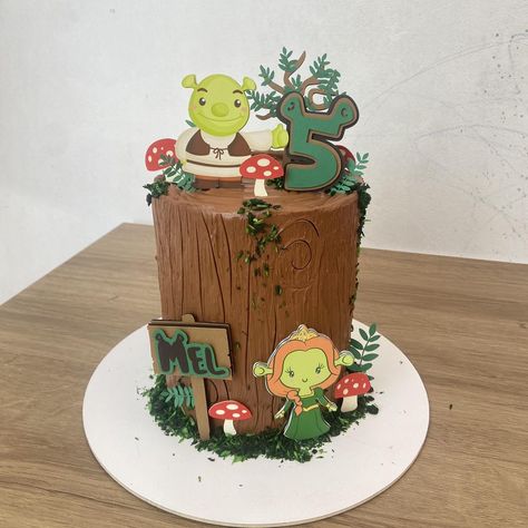 Mais um da série de teminhas clássicos 😍 Uma fofura né? A mamãe arrasou na escolha! Shrek e Fiona cute! 💚 Papelaria - @tutspapelaria Shrek Baby, Shrek Cake, Shrek, Pastel, Baby Shower, Pins