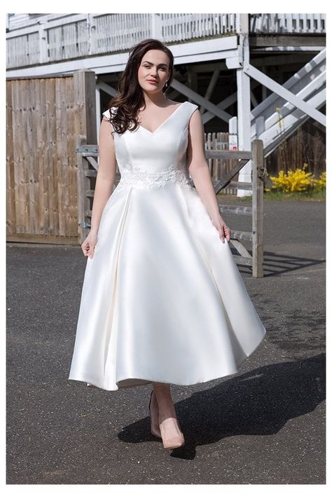 Satin Dress With Lace, Short Bridal Gown, Short Wedding Gowns, Nontraditional Wedding Dress, Vintage Style Wedding Dresses, Bespoke Wedding Dress, Civil Wedding Dresses, Tea Length Wedding Dress, Casual Wedding Dress