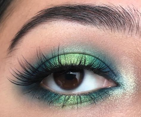 Green and blue halo eye Green Eyeshadow Look, Halo Eyeshadow, Halo Eye Makeup, Blue Eyeshadow Looks, Pretty Eye Makeup, Blue Green Eyes, Applying Eye Makeup, Rave Makeup, Green Makeup