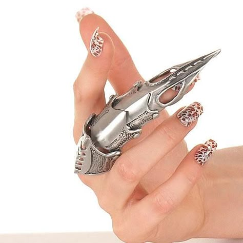 armored and pointy. Want 8 for fingers Anatomical Jewelry, Armor Ring, Tattoo Henna, Claw Ring, Popular Jewelry, Jewelry Outfit, Hand Jewelry, Fantasy Jewelry, Gothic Jewelry