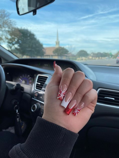 Red And White Christmas Nails Almond, Christmas Nails 2023 Coffin, Christmas Nail Ideas Coffin Shape, Red Christmas Nail Designs Acrylic, Square Christmas Nails Acrylic, Medium Square Acrylic Nails Christmas, Red Nail Christmas Designs, Trendy Christmas Nails Acrylic, Matching Christmas Nails