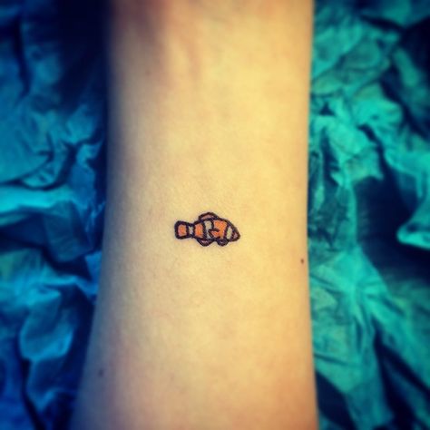 Nemo tattoo? Clown Fish Tattoo, Dory Tattoo, Small Fish Tattoos, Tiny Tattoos With Meaning, Botanisches Tattoo, K Tattoo, Sharpie Tattoos, Disney Tattoo, Bff Tattoos