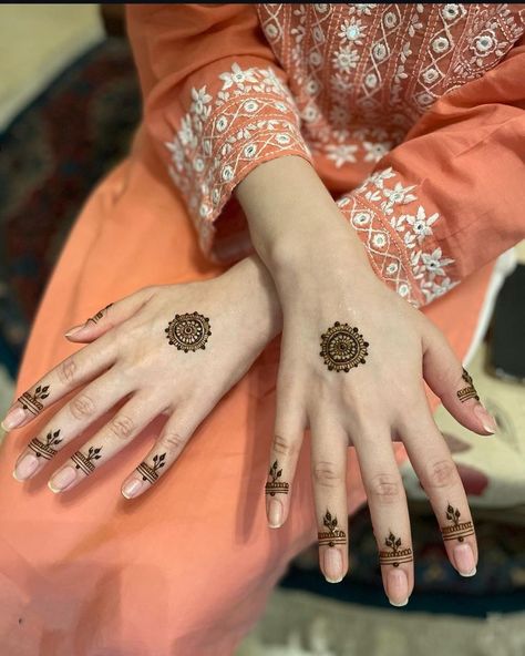 Aesthetic Minimal Mehndi Design, Mehedi Degins Simple Aesthetic, Jewish Henna, Minimal Mehendi Designs, Aesthetic Mehendi, Back Side Mehndi Design, Side Mehndi Design, Back Side Mehndi, Simple Henna Designs Hand