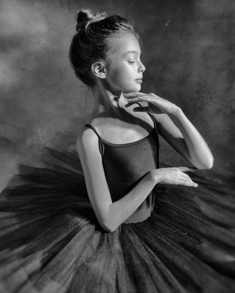 Outdoor Ballet Photography, Ballerina Photography, Ballerina Poses, Dance Picture Poses, Dance Photo Shoot, Baby Ballet, Dancer Photography, Dancer Poses, Ballet Studio