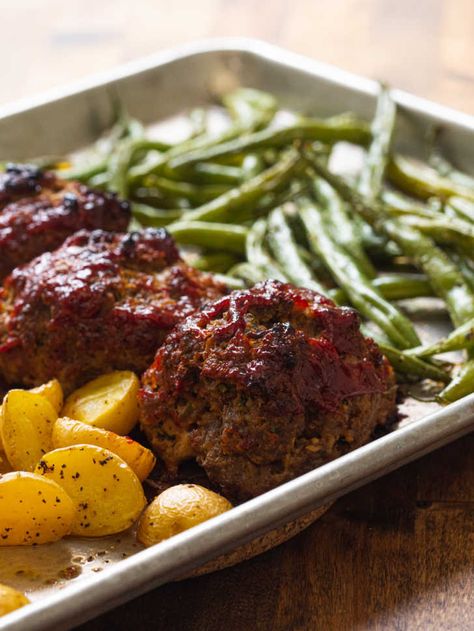 Sheet Pan Meatloaf, Pan Meatloaf, Mini Meatloaf Recipes, Mini Meatloaf, Traditional Meatloaf, Mini Meatloaves, Meatloaf Dinner, Mini Meatloafs, Sheet Pan Suppers