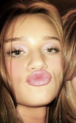 2000s Makeup Looks Pink, Sharpay Makeup, 2003 Makeup Trends, Light Pink Lip Combo, Janecore Aesthetic, Aphrodite Daughter, 2010 Makeup, 2000’s Makeup, 00s Makeup