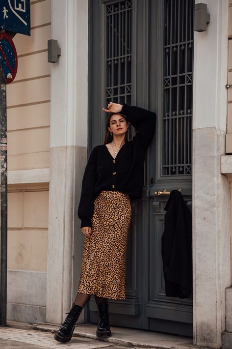 Skirt And Platform Boots, Skirt Boots Outfit, Leopard Print Skirt Outfit, Grunge Women, Midi Rock Outfit, Platform Boots Outfit, Leopard Skirt Outfit, Casual Chic Winter, Printed Skirt Outfit