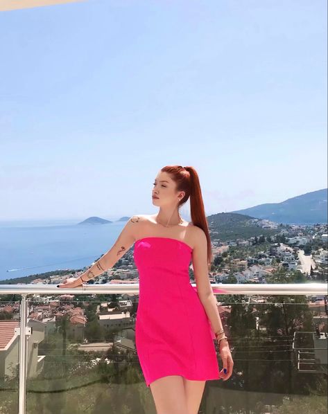 pink outfit | ginger hair | pink skirt | pose ideas | insta pic idea | pink | summer | ginger Skirt Pose Ideas, Pink Skirt, Pink Summer, Pose Ideas, Ginger Hair, Pink Outfit, Summer Outfit, Ginger, Outfit Ideas