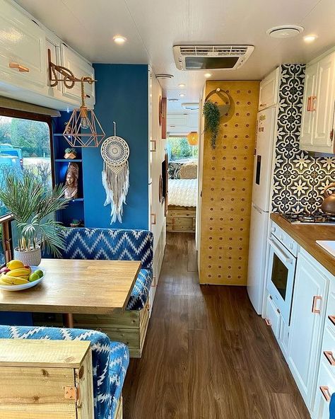 Motor Home Interior, Interior Paint Ideas, Caravan Interior Makeover, Bil Camping, Caravan Vintage, Wohne Im Tiny House, Motorhome Interior, Rv Interior Remodel, Caravan Decor