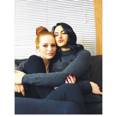 Madelaine Petch and Camila Mendez Riverdale Cw, Camilla Mendes, Cami Mendes, Film Netflix, Riverdale Memes, Vanessa Morgan, Veronica Lodge, Jughead Jones, Riverdale Cast