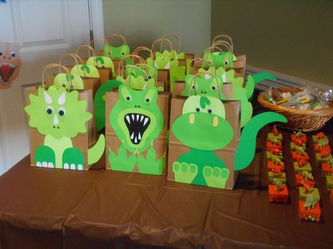 Dino bags to carry prizes, candy and snacks home Dino Gift Bags, Dinosaur Party Favors Bags, Dinosaur Candy Bags, Dinosaur Gift Bags, Dino Gifts, Tropisk Fest, Dinosaur Party Bags, Dinosaur Birthday Theme, Dinosaur Birthday Party Decorations