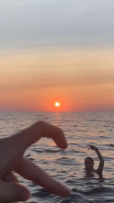 aesthetically pleasing photo of friends goals at the sunset Beyah Heart Bones, Couples Holiday Photos, Colleen Hoover Aesthetic, Heart Bones, Couple Beach Pictures, Couple Beach Photos, Couples Holiday, Summer Couples, Aesthetic Couple