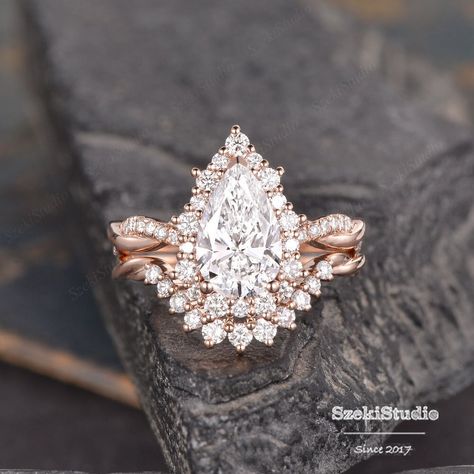 Pear Moissanite engagement Ring Set Halo Anniversary Ring Rose Gold Women Moissanite Bridal Set Twist Infinity Diamond Wedding Ring Set Gift Hot Sale pear moissanite link: https://www.etsy.com/listing/1029749890/ ITEM INFORMATION Metal Type - Solid 14k Rose Gold Band Width - (approx. 2.2mm) Engagement ring: Center Stone - 6x9mm Natural Moissanite, Pear Shaped Weight about 1.6ct Side Stone - Natural Diamond, H color, SI clarity/Moissanite, D color, VVS clarity Weight - 0.46ct Side Colorless Stone Rose Gold Bridal Set, Western Rings, Pear Moissanite Engagement Ring, Pretty Engagement Rings, Moissanite Engagement Ring Set, Ring Rosegold, Cute Engagement Rings, Moissanite Bridal Sets, Future Engagement Rings