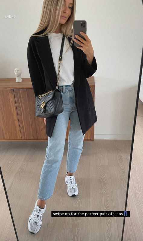 Business Casual Converse, Trainers Work Outfit, Casual Fall Outfits New Balance, Look Casual Primavera, Wedding Planner Attire, Fall Outfits Women Casual Street Styles, Professional Outfits For Women, Casual Fall Denim Blazer, Fall Mom Fit Straight Jeans