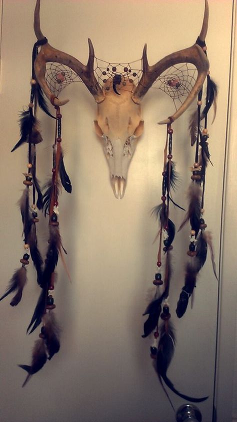 Another deer skull dream catcher. I made this one for a friends wedding. Everything on it is natural stones, bone, or wood.&nbsp; Skull Dream Catcher, Dreams Catcher, Atrapasueños Diy, Antler Crafts, Deer Mounts, Dream Catcher Craft, Antler Art, Animal Skull, Bone Crafts